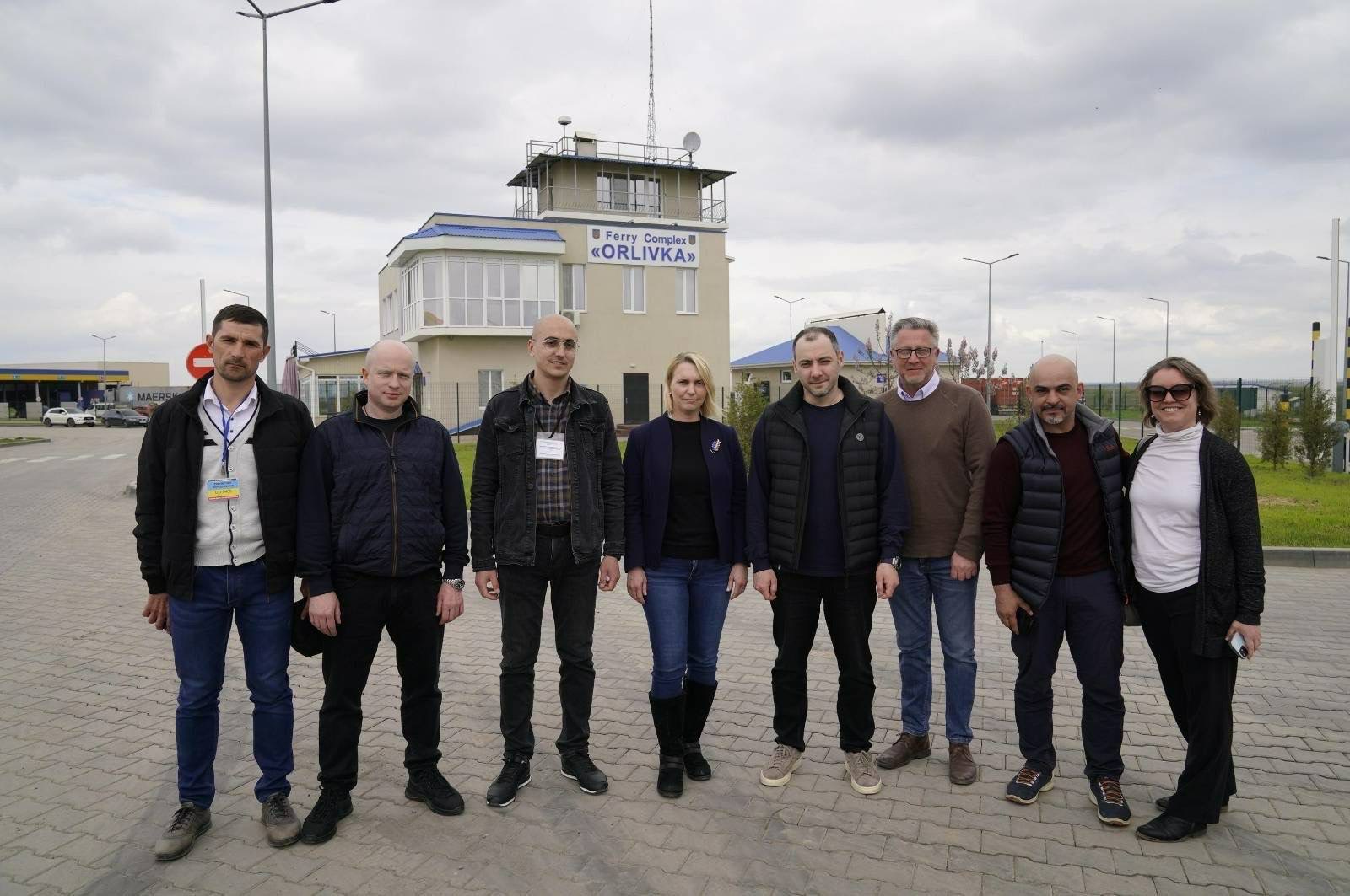 Arkistokuva kansainvälisestä vierailusta Orlivkaan 26. huhtikuuta 2023. Kuva ei esitä nykyistä iskua tai rajanylityspaikan avaamista.