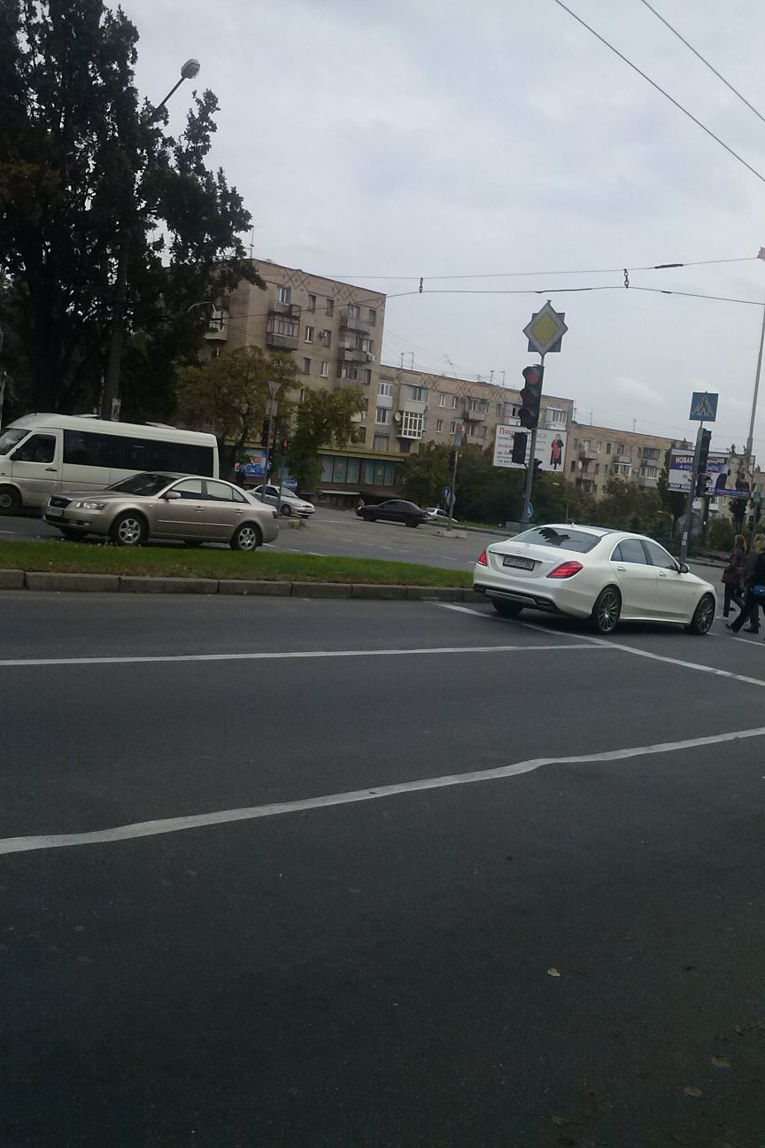 Arkistokuva Zaporižžjan kadulta 5. lokakuuta 2016. Kuva ei esitä nykyisiä iskuja tai niiden vaurioita.
